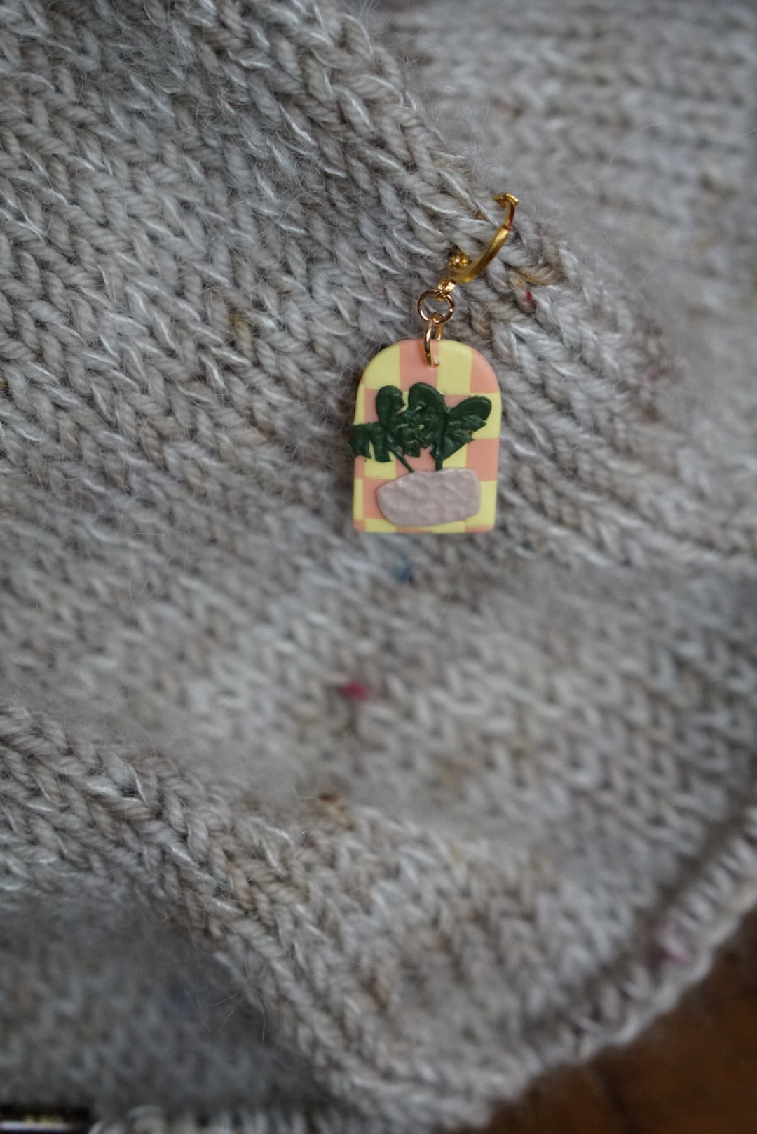 Checkerboard monstera stitch marker