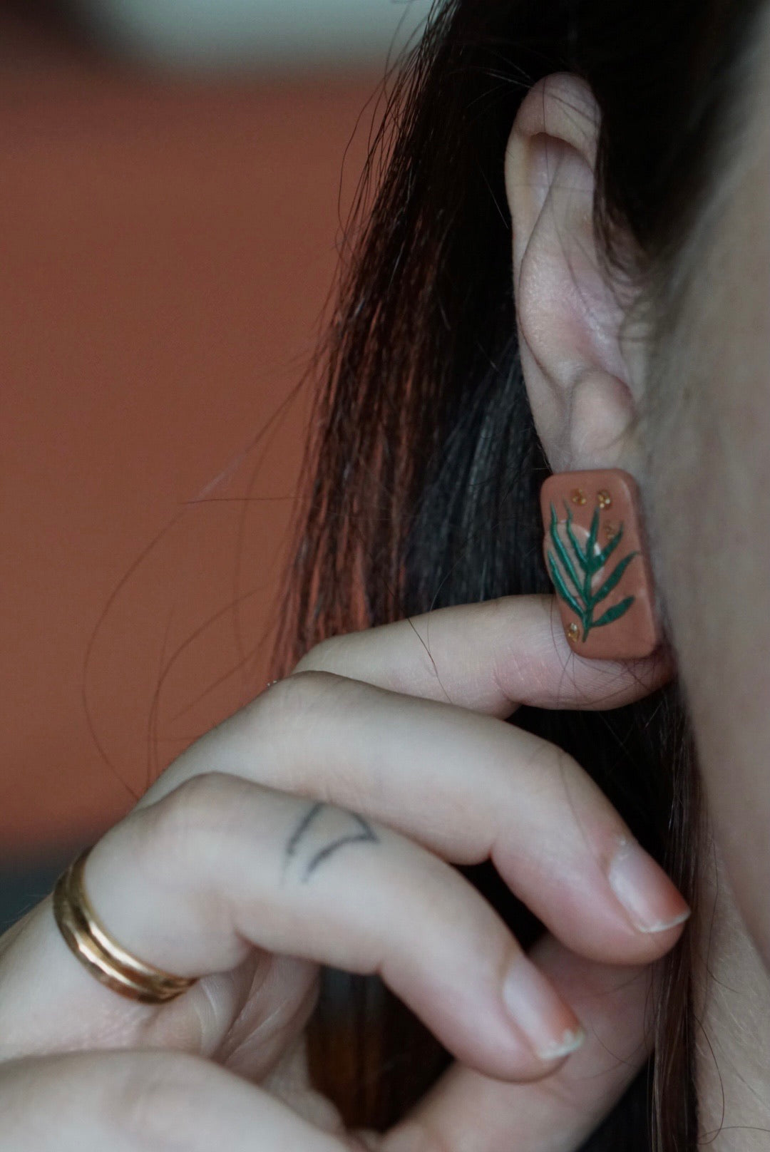 Dried palm studs in terra-cotta