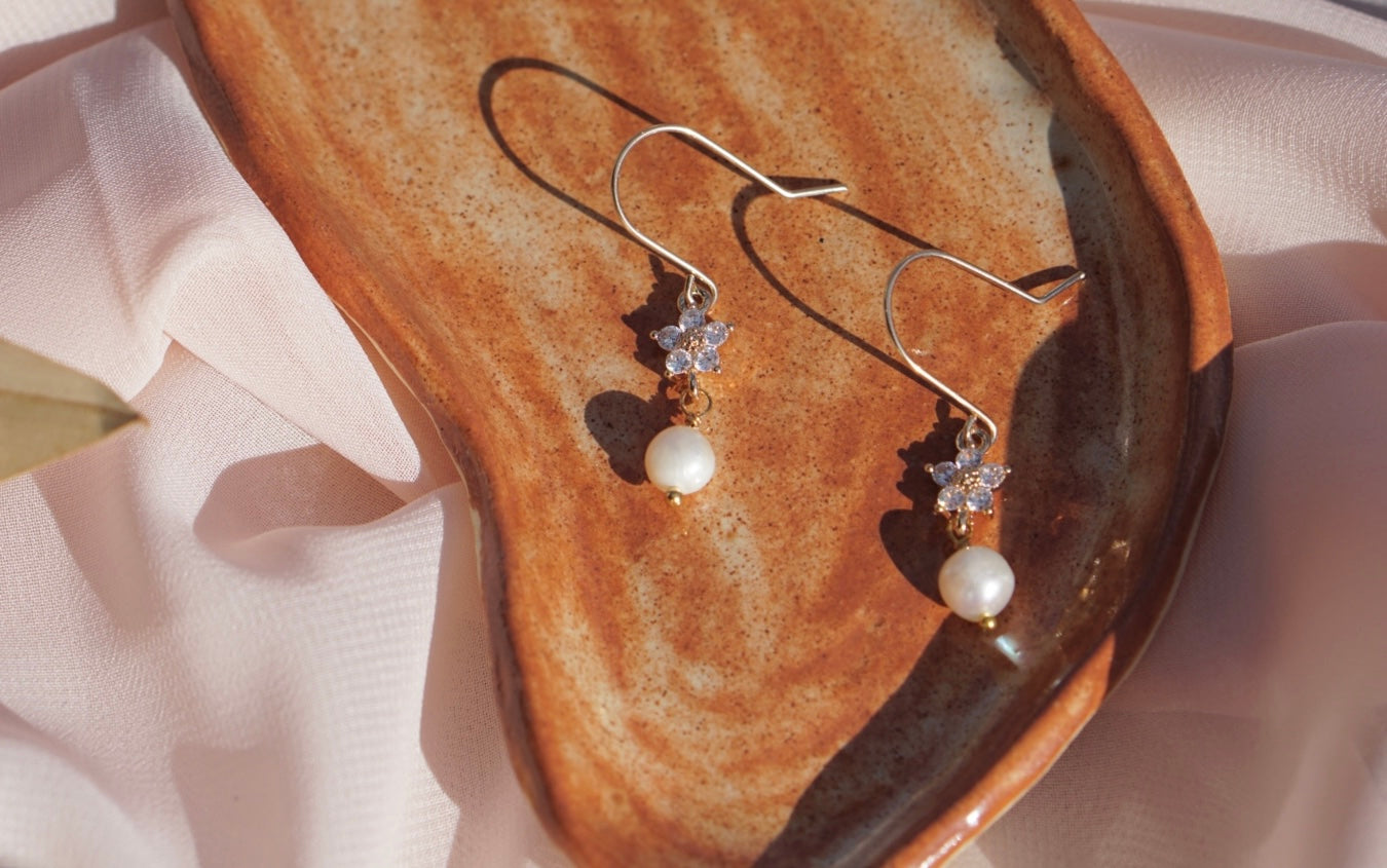 Crystal flower pearl earrings