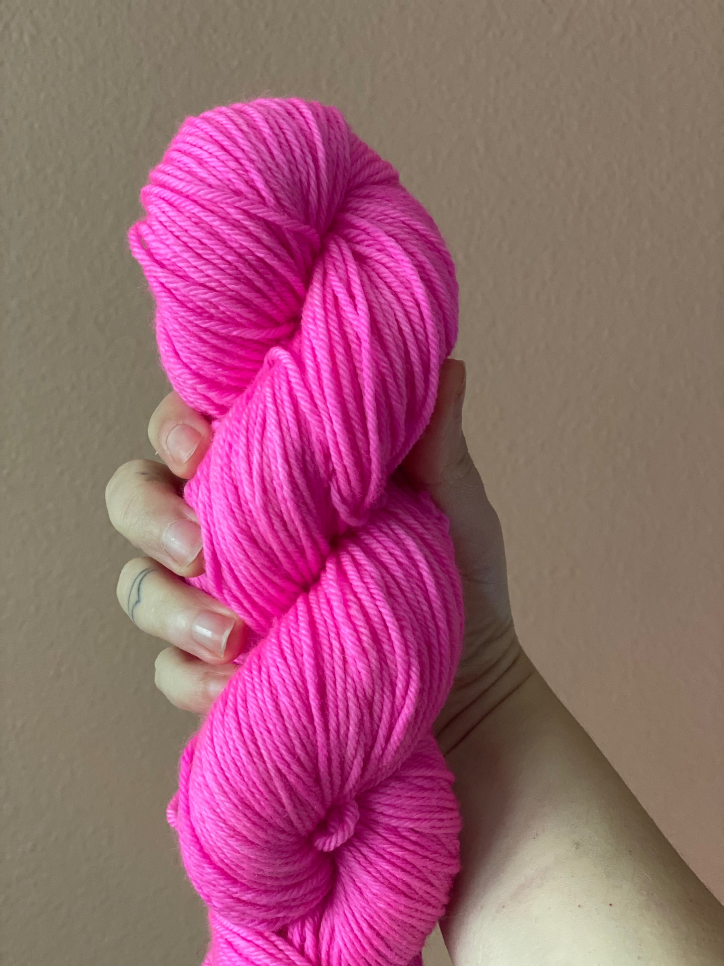 superwash worsted weight yarn // hot pink //