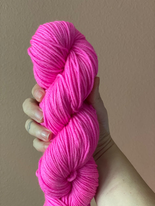 superwash worsted weight yarn // hot pink //